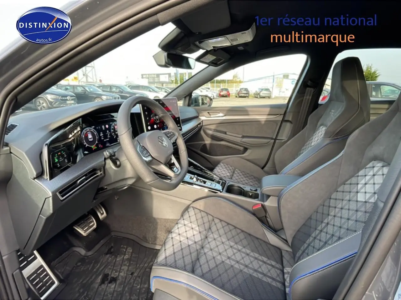 Vue intérieure côté conducteur de la Volkswagen Golf 1.5 gris, sièges sport en tissu et alcantara avec surpiqûres bleues.