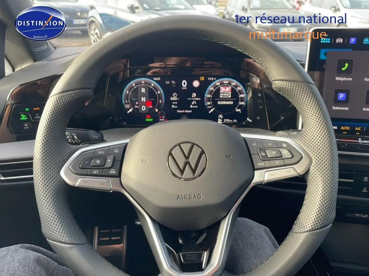 Vue rapprochée du volant cuir perforé et du tableau de bord numérique de la Volkswagen Golf gris 2026 R-Line.