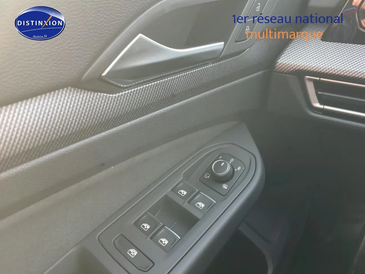 Détail des commandes de lève-vitres et réglage des rétroviseurs côté conducteur d’une Volkswagen Golf gris intérieur noir.