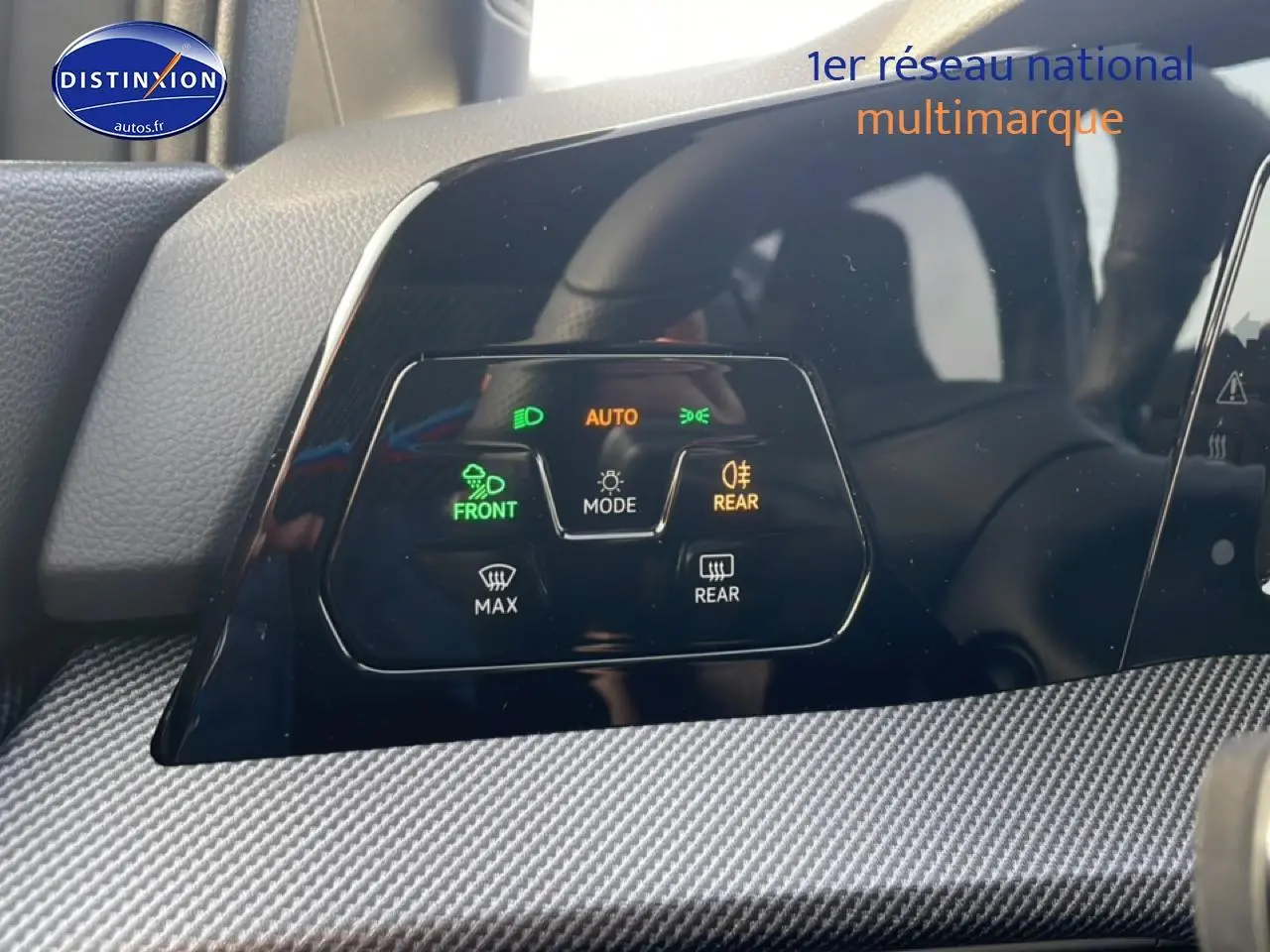 Vue rapprochée du tableau de bord de la Volkswagen Golf 2026, avec commandes d'éclairage et finition gris carbone.