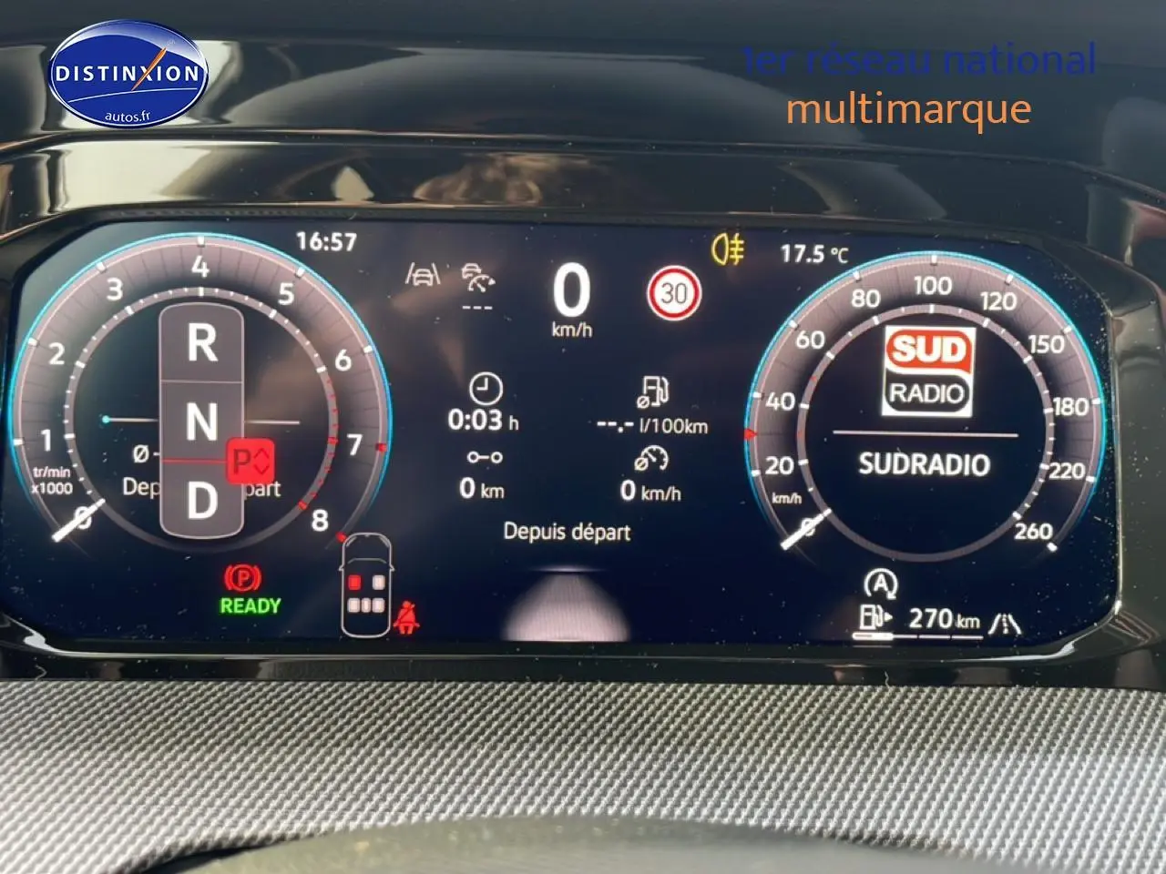 Tableau de bord numérique de Volkswagen Golf 1.5 etsi evo2 150 R-Line 2026 affichant vitesse, régime et radio Sud Radio.