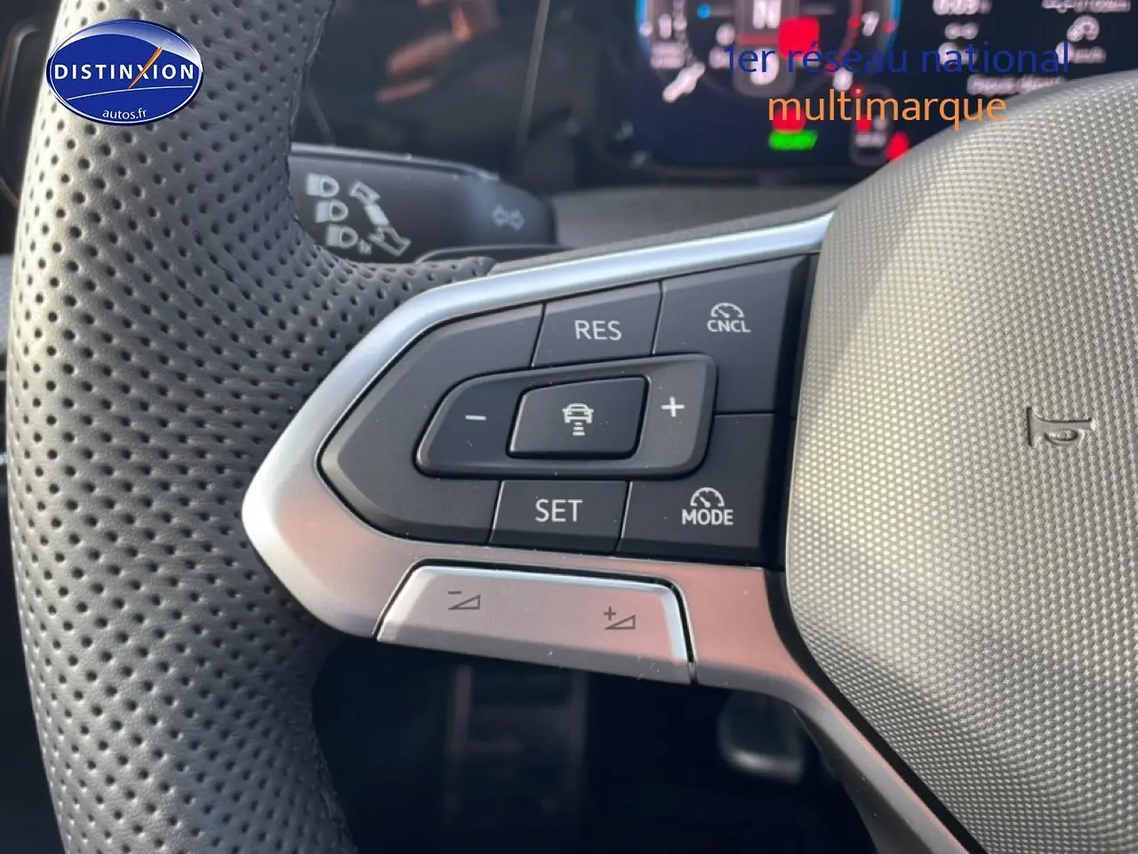 Gros plan sur les commandes du volant cuir perforé gris d’une Volkswagen Golf 1.5 eTSI R-Line 2026.