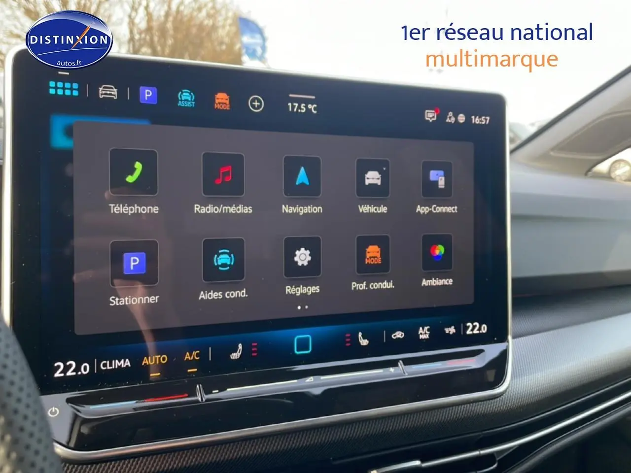 Tableau de bord et écran tactile central de la Volkswagen Golf 1.5 gris, vue intérieure côté passager.