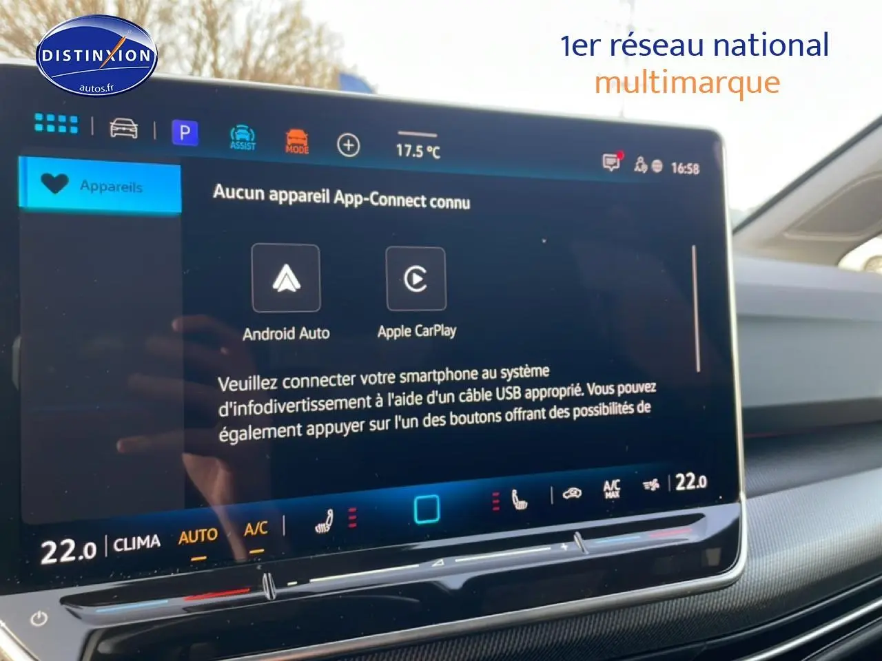 Écran tactile central de la Volkswagen Golf gris 2026, affichant les options Android Auto et Apple CarPlay.