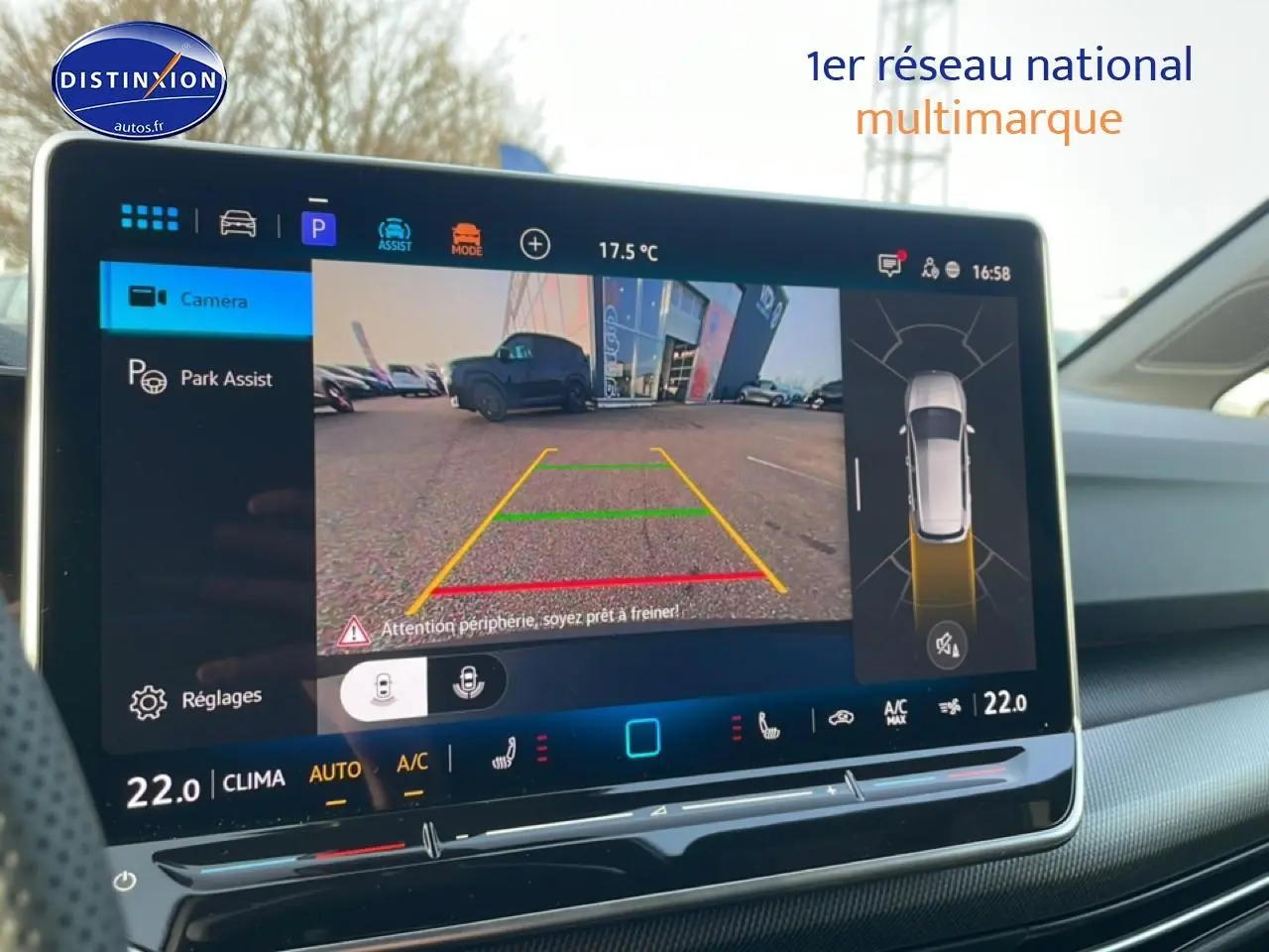 Écran tactile intérieur de Volkswagen Golf 2026 affichant la caméra de recul et l'assistance au stationnement.