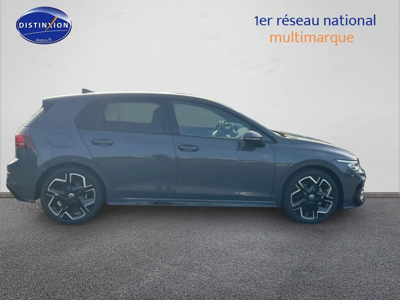 Profil côté gauche d'une Volkswagen Golf 1.5 etsi evo2 150 R-Line grise avec jantes alu distinctives.
