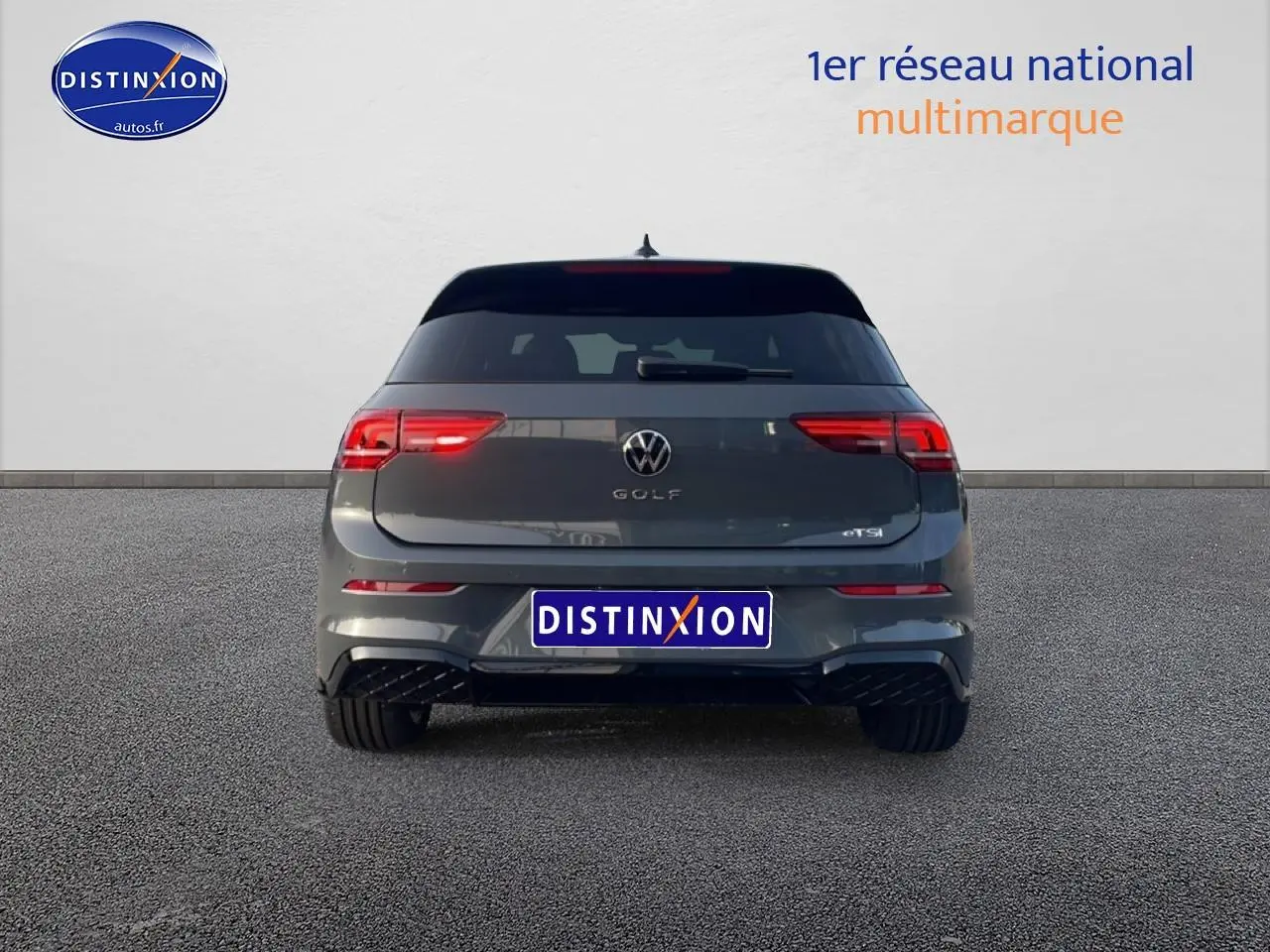 Vue arrière d'une Volkswagen Golf gris 2026 avec feux LED et logo distinctif eTSI sur fond neutre.