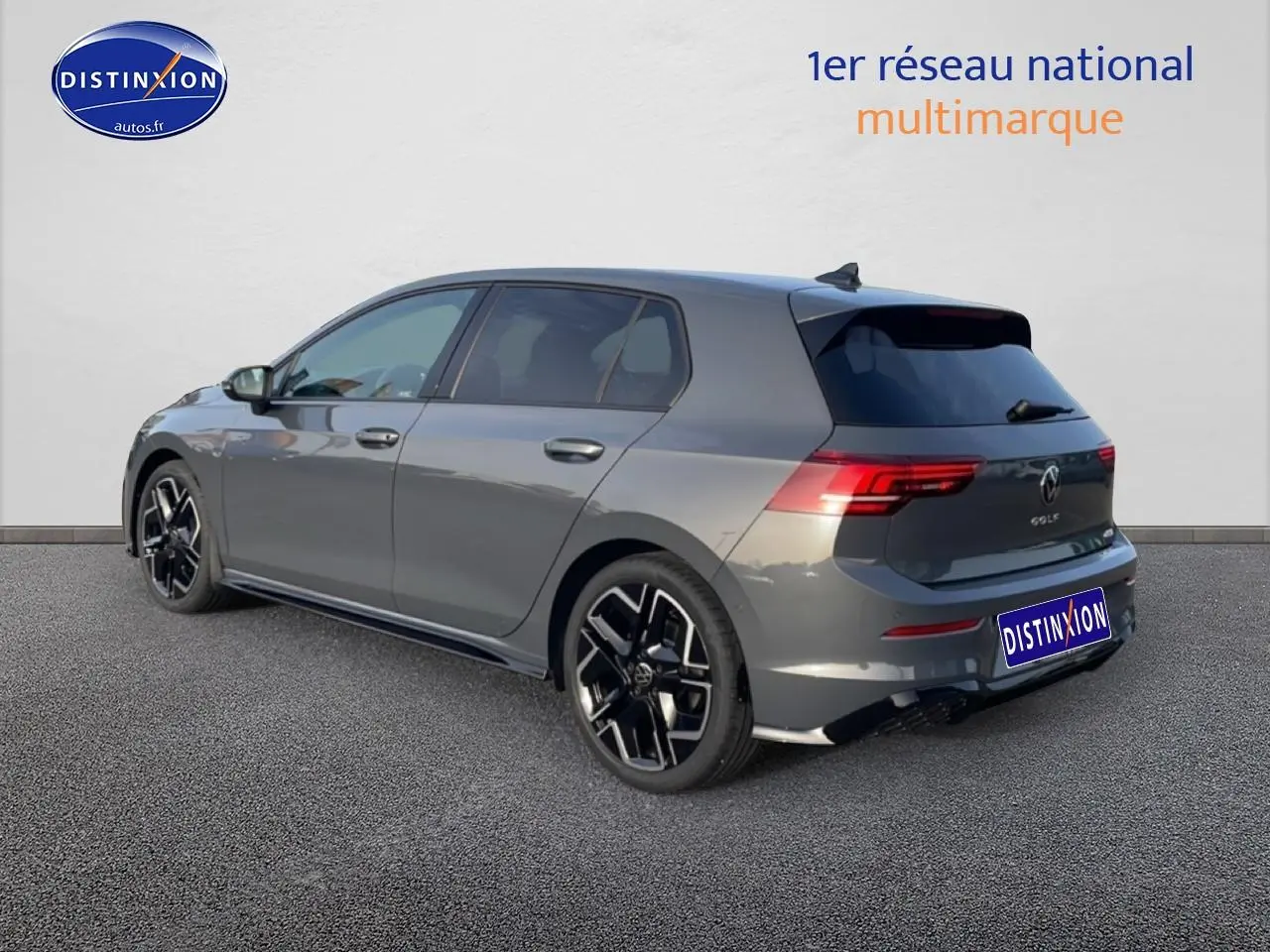 Volkswagen Golf 1.5 eTSI R-Line gris vue 3/4 arrière droit avec jantes alu noires et feux LED arrière.
