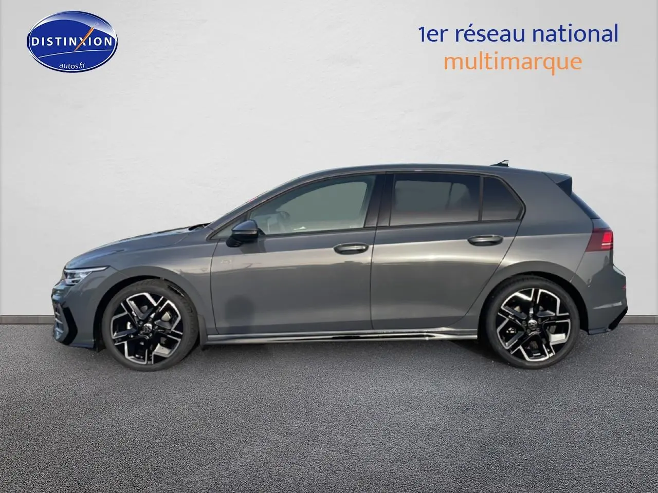 Profil droit d'une Volkswagen Golf 1.5 etsi evo2 150 R-Line gris 2026 avec jantes alu noires et vitres surteintées.