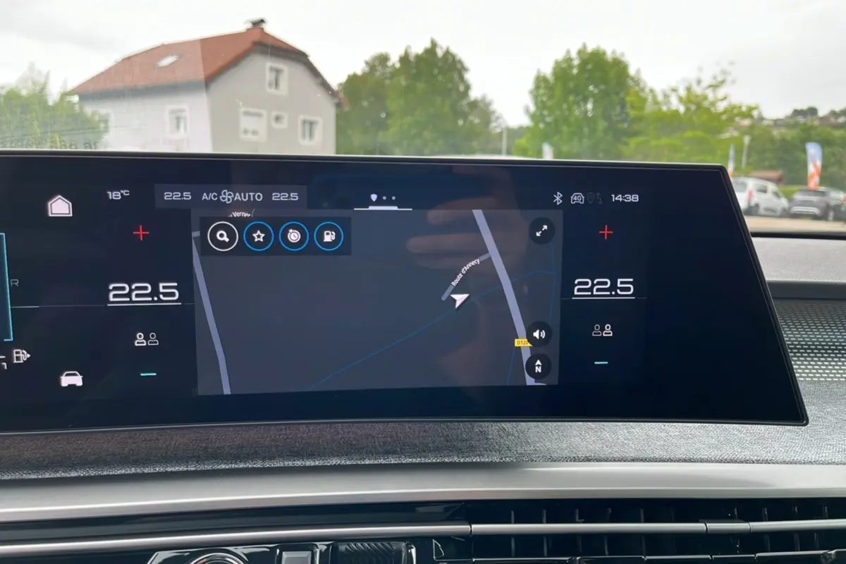 Écran tactile central du tableau de bord du Peugeot 5008 Hybrid 2025 affichant la navigation et la climatisation à 22,5°C.