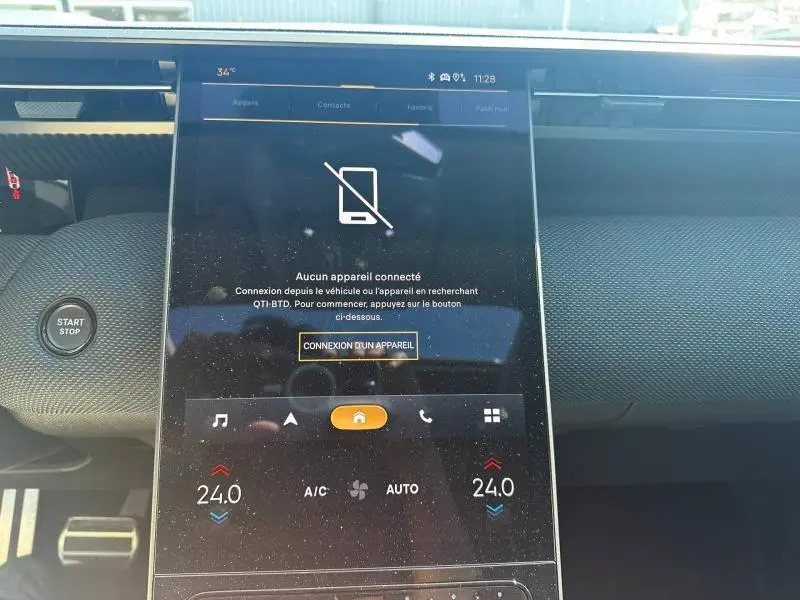 Vue rapprochée de l’écran tactile central du tableau de bord du Citroën C5 Aircross gris Platinium, affichant la connexion Bluetooth inactive.