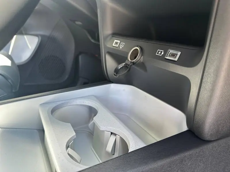 Détail intérieur du Citroën C5 Aircross gris Platinium montrant prises USB et allume-cigare avec porte-gobelets.