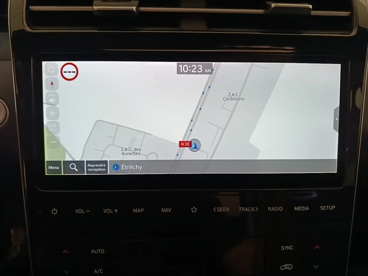 Écran tactile central du Hyundai Tucson blanc 2022 affichant la navigation GPS avec carte et commandes en dessous.