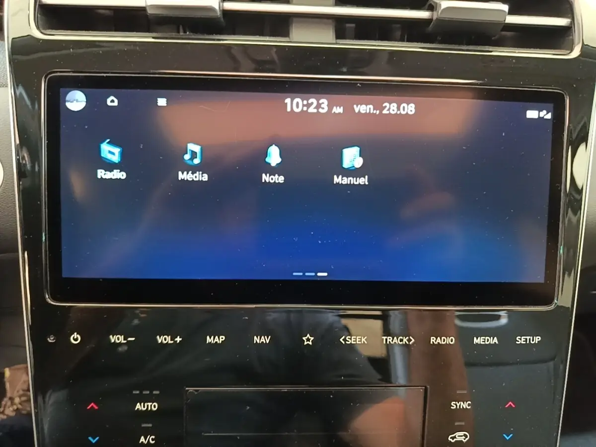 Écran tactile central du tableau de bord du Hyundai Tucson 1.6 Hybrid 230 Executive, affichage multimédia.
