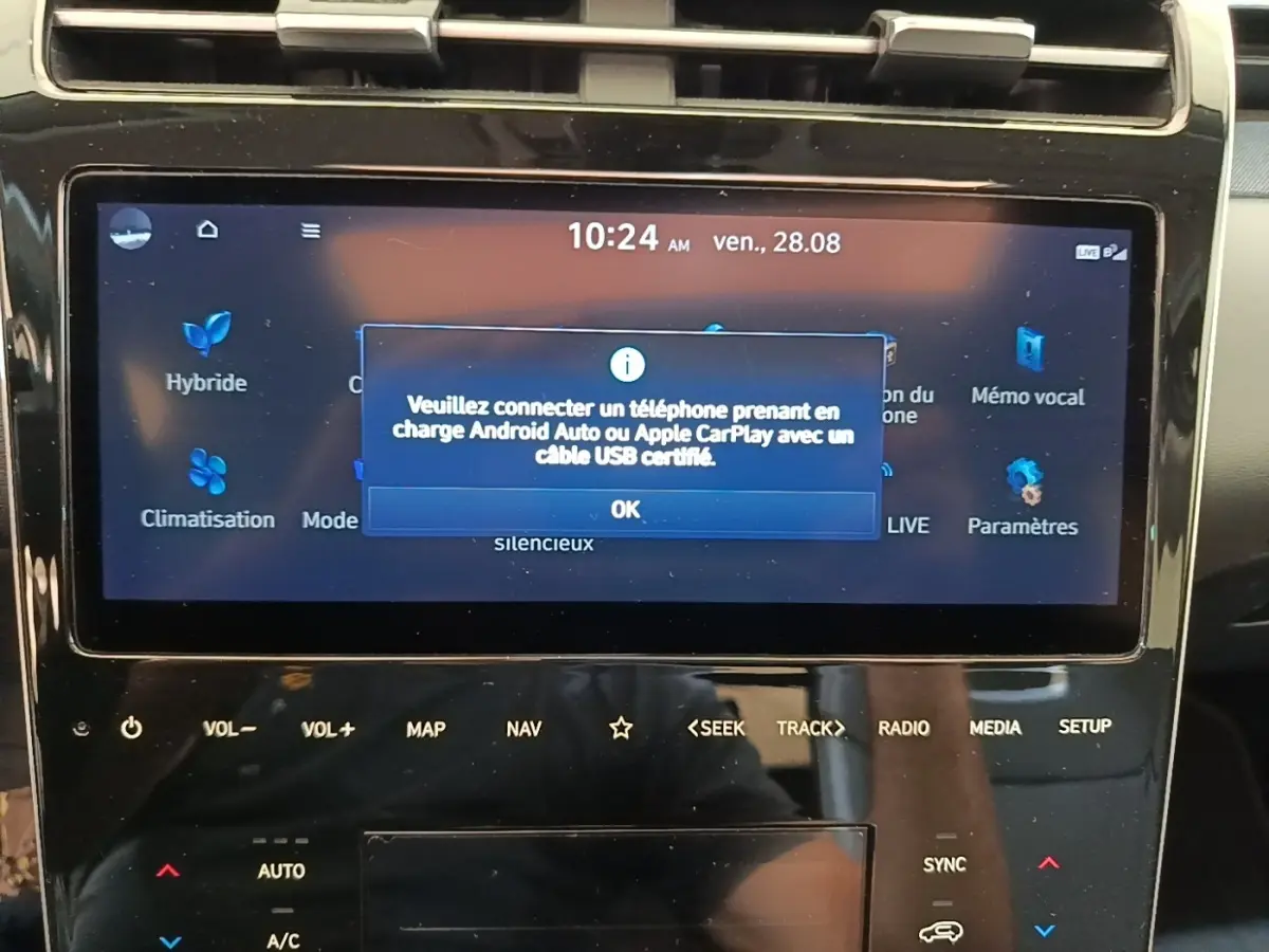 Écran tactile central du Hyundai Tucson 1.6 Hybrid 230 Executive 2022 affichant un message de connexion Android Auto/Apple CarPlay.