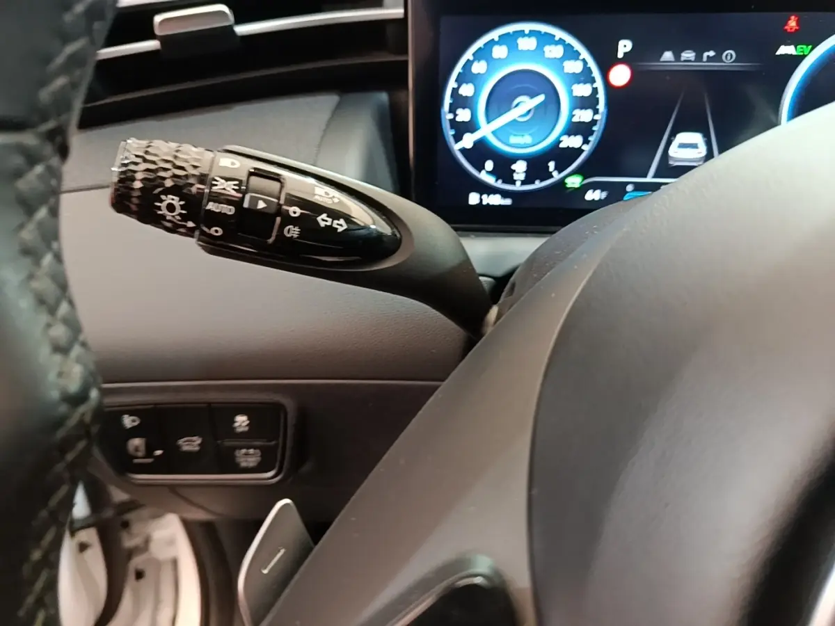 Gros plan sur le combiné d'instruments numérique bleu et noir du Hyundai Tucson 1.6 Hybrid 230 Executive 2022.
