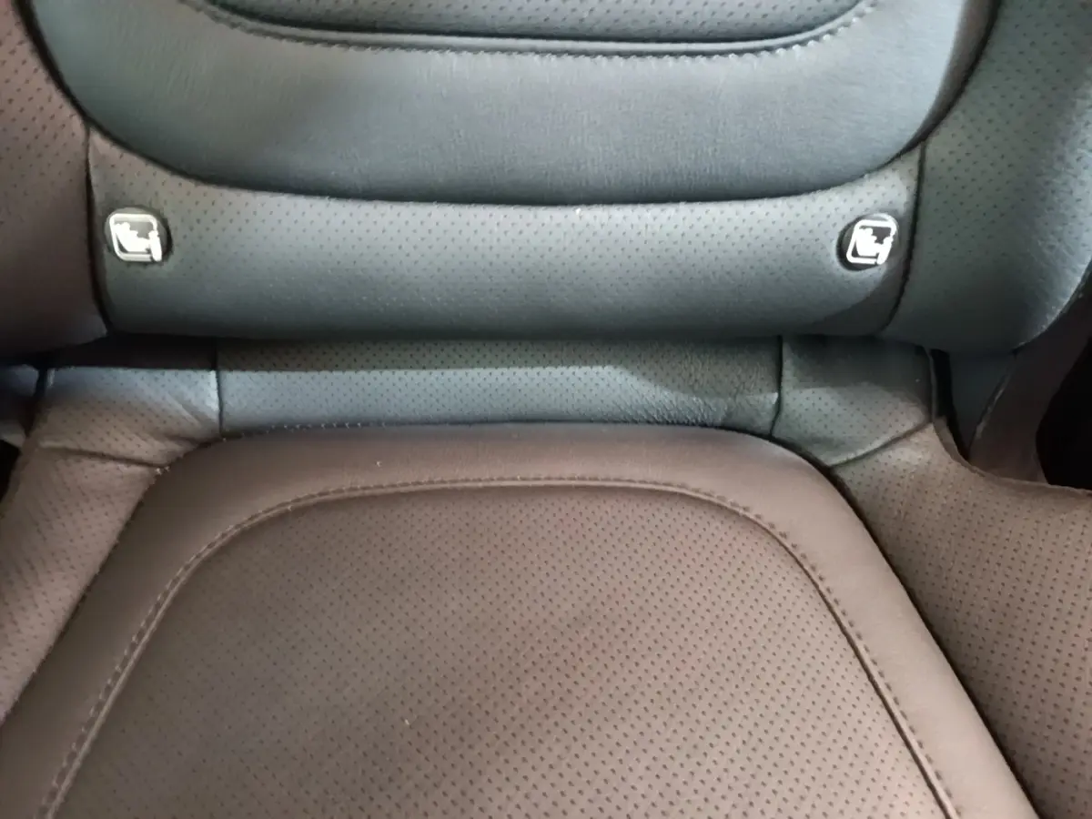 Gros plan sur l’assise en cuir noir perforé d’un siège arrière du Hyundai Tucson 1.6 Hybrid 230 Executive.