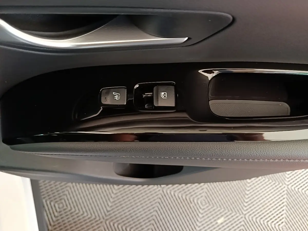Détail des commandes de la porte côté conducteur du Hyundai Tucson blanc 1.6 Hybrid 230 Executive, 2022.