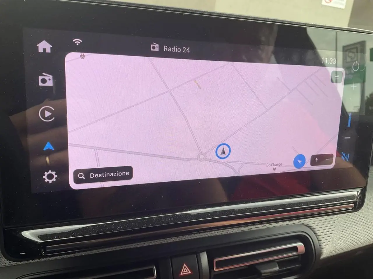 Écran tactile central du tableau de bord de la Citroën C3 ë-113 Berline Max 2025, affichant la navigation GPS.