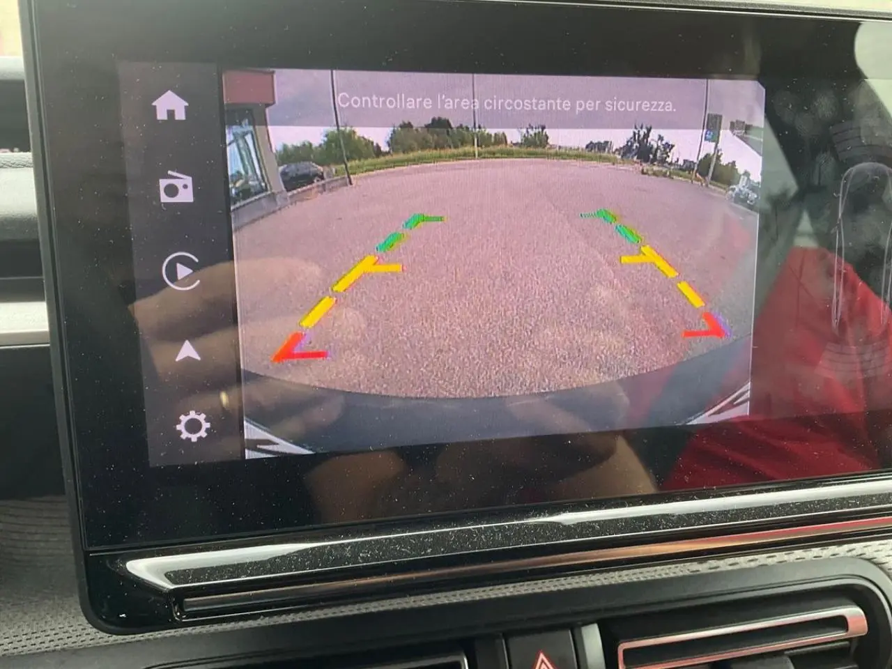 Écran tactile intérieur de la Citroën C3 ë-113 Berline Max 2025 montrant la caméra de recul avec repères colorés.