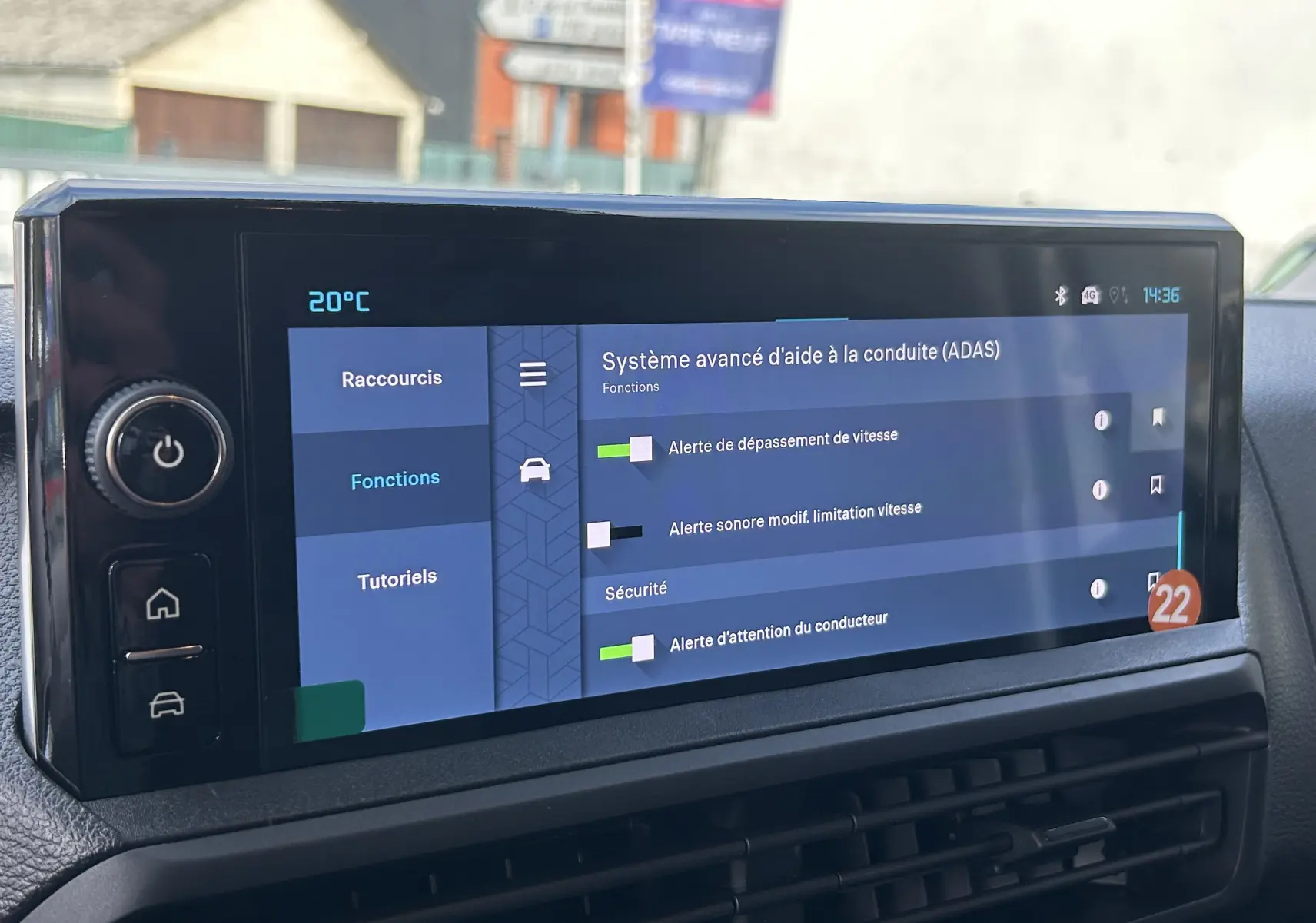 Écran tactile intérieur du Citroën Jumpy affichant les réglages du système avancé d'aide à la conduite.