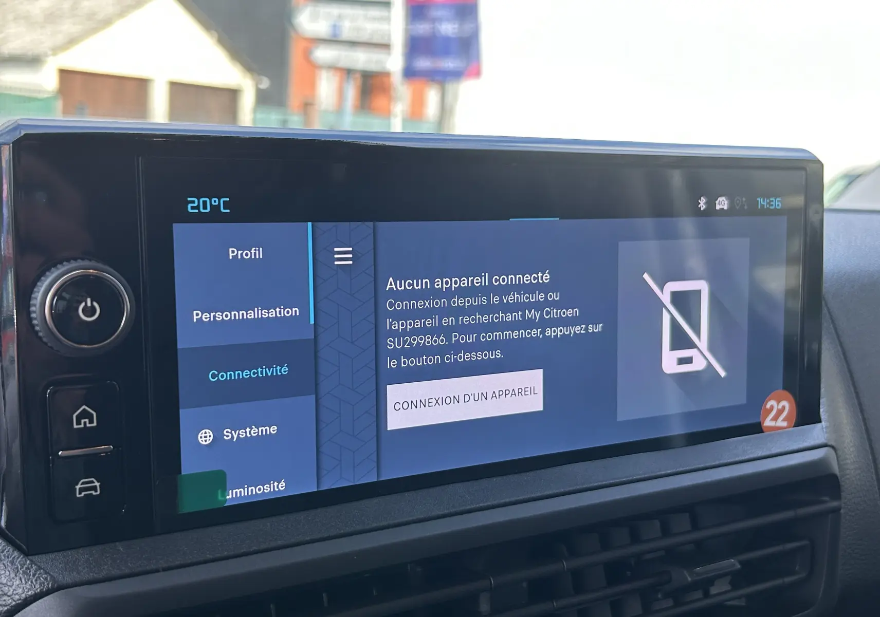 Écran tactile intérieur du Citroën Jumpy 2025 affichant le menu connectivité, vue frontale rapprochée.