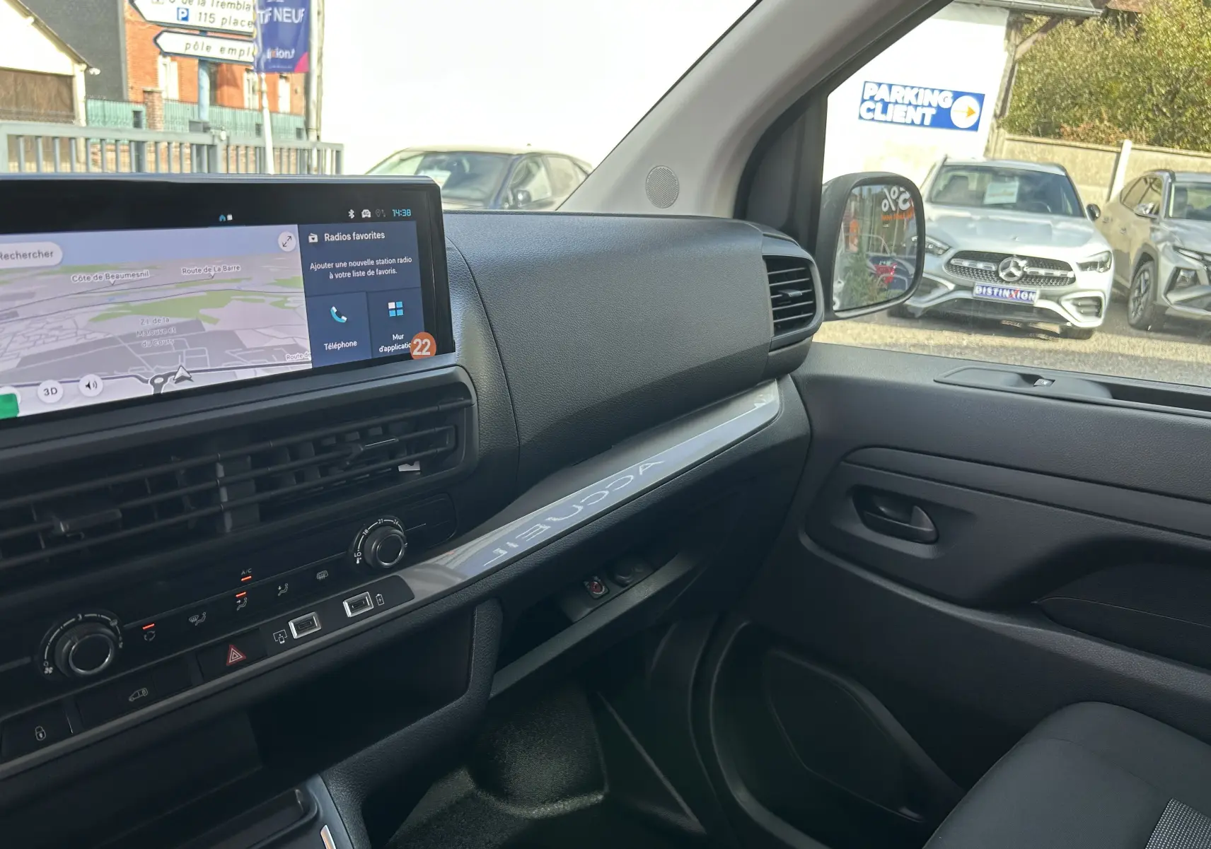 Vue intérieure côté passager du Citroën Jumpy blanc 2025, mettant en valeur le tableau de bord avec écran tactile et la finition moderne.