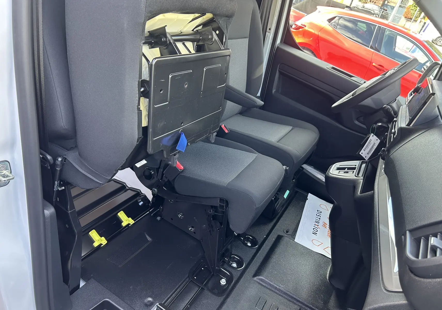 Vue intérieure côté droit du Citroën Jumpy blanc 2025, montrant les sièges avant en tissu et le tableau de bord.