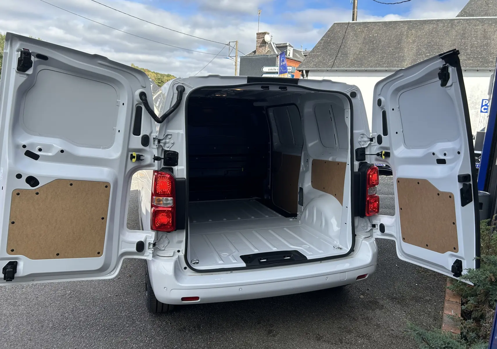 Vue arrière du Citroën Jumpy blanc 2025 avec portes battantes ouvertes dévoilant l’espace de chargement vide.