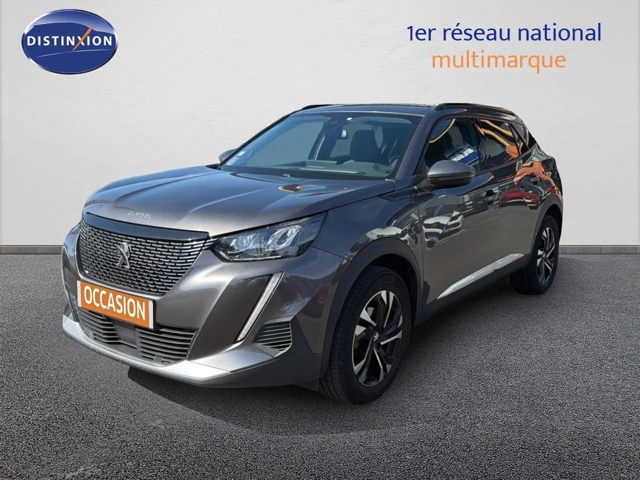 Peugeot 2008 gris platinium en 3/4 avant droit, mettant en valeur sa calandre distinctive et ses jantes bi-ton.