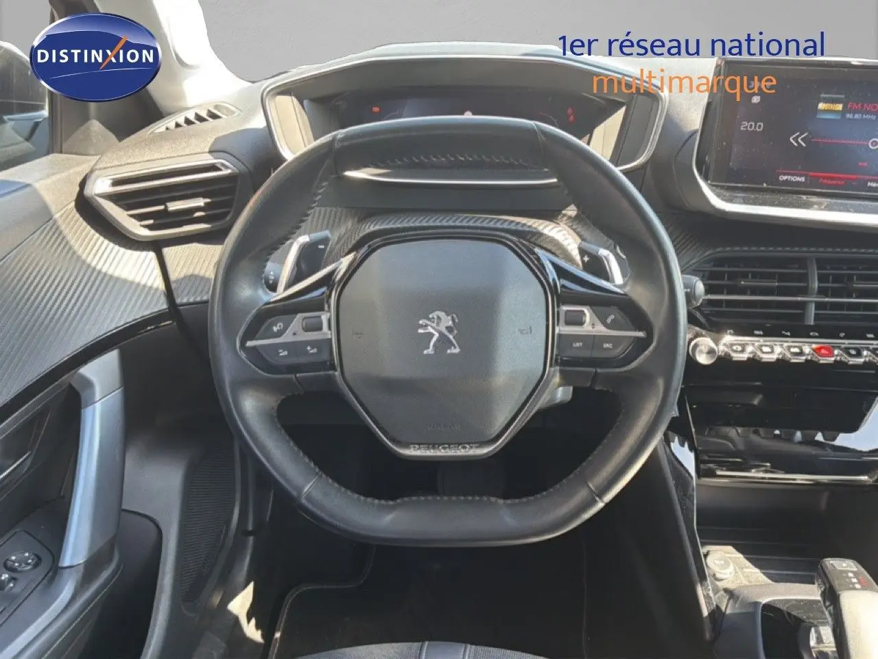 Vue centrée sur le volant cuir noir du Peugeot 2008 1.2 PureTech 130 Allure avec tableau de bord et écran tactile.
