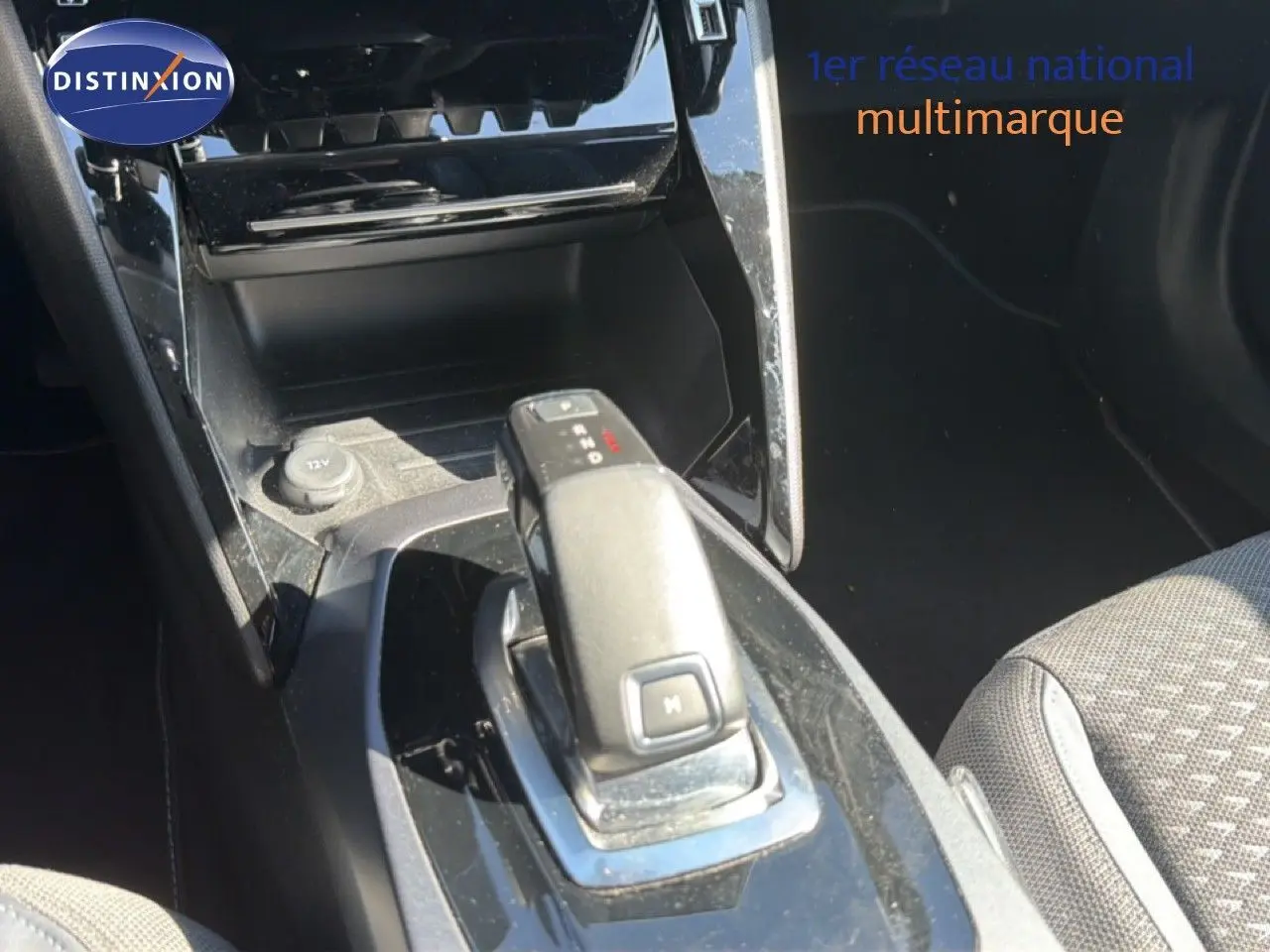 Le levier de vitesse de la Peugeot 2008 gris platinium 2020 en gros plan, avec console centrale noire brillante.