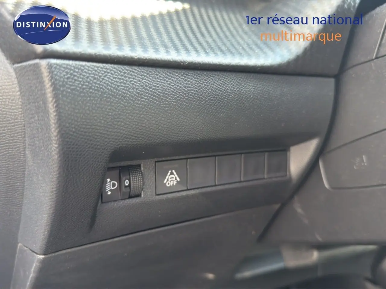 Détail du tableau de bord noir du Peugeot 2008 1.2 PureTech 130, montrant les commandes d'éclairage et d'assistance.