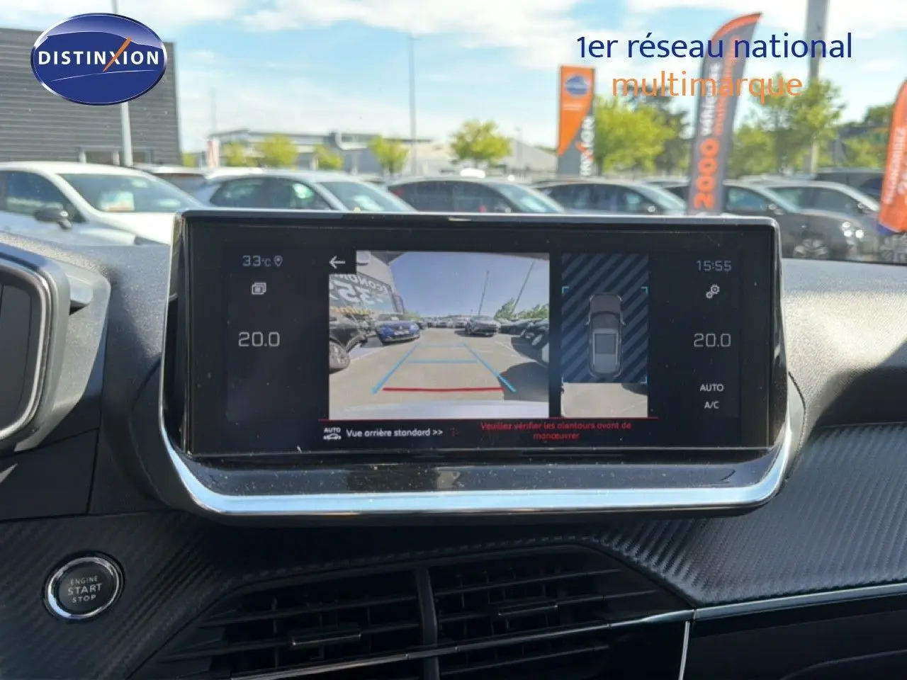 Vue intérieure centrée sur l'écran tactile affichant la caméra de recul d'une Peugeot 2008 gris platinium.