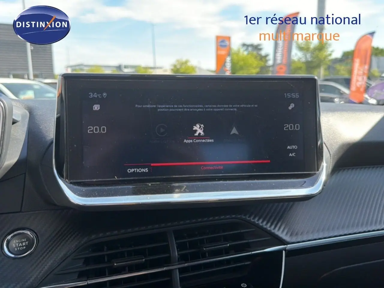 Écran tactile central du tableau de bord du Peugeot 2008 1.2 PureTech 130 Allure, ambiance intérieure moderne.