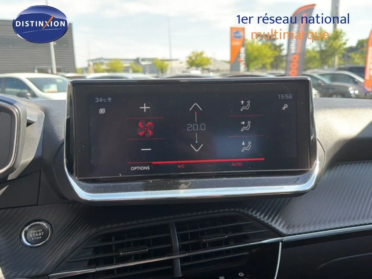 Vue intérieure centrée sur l'écran tactile du tableau de bord du Peugeot 2008 gris platinium, avec bouton start visible.