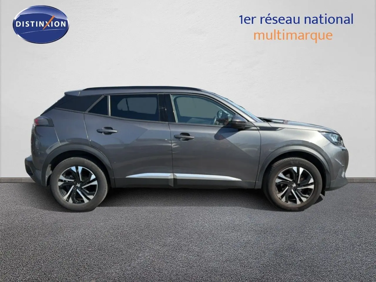 Profil droit d'un Peugeot 2008 gris platinium de 2020, version 1.2 PureTech 130 Allure avec jantes bi-ton et toit noir.