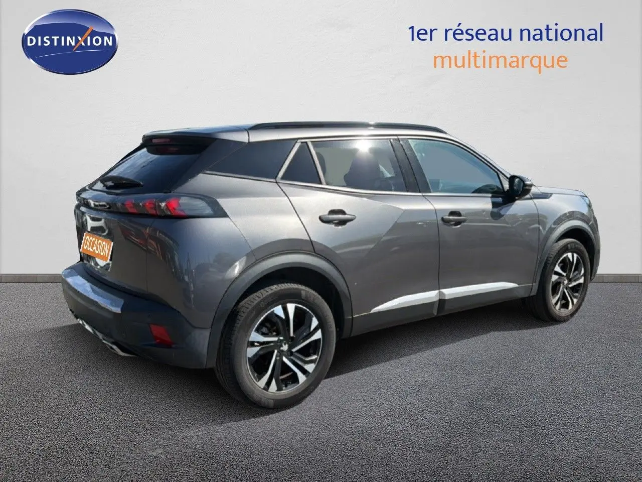 Vue 3/4 arrière droite d'un Peugeot 2008 gris platinium avec jantes bi-ton et feux arrière LED distinctifs.