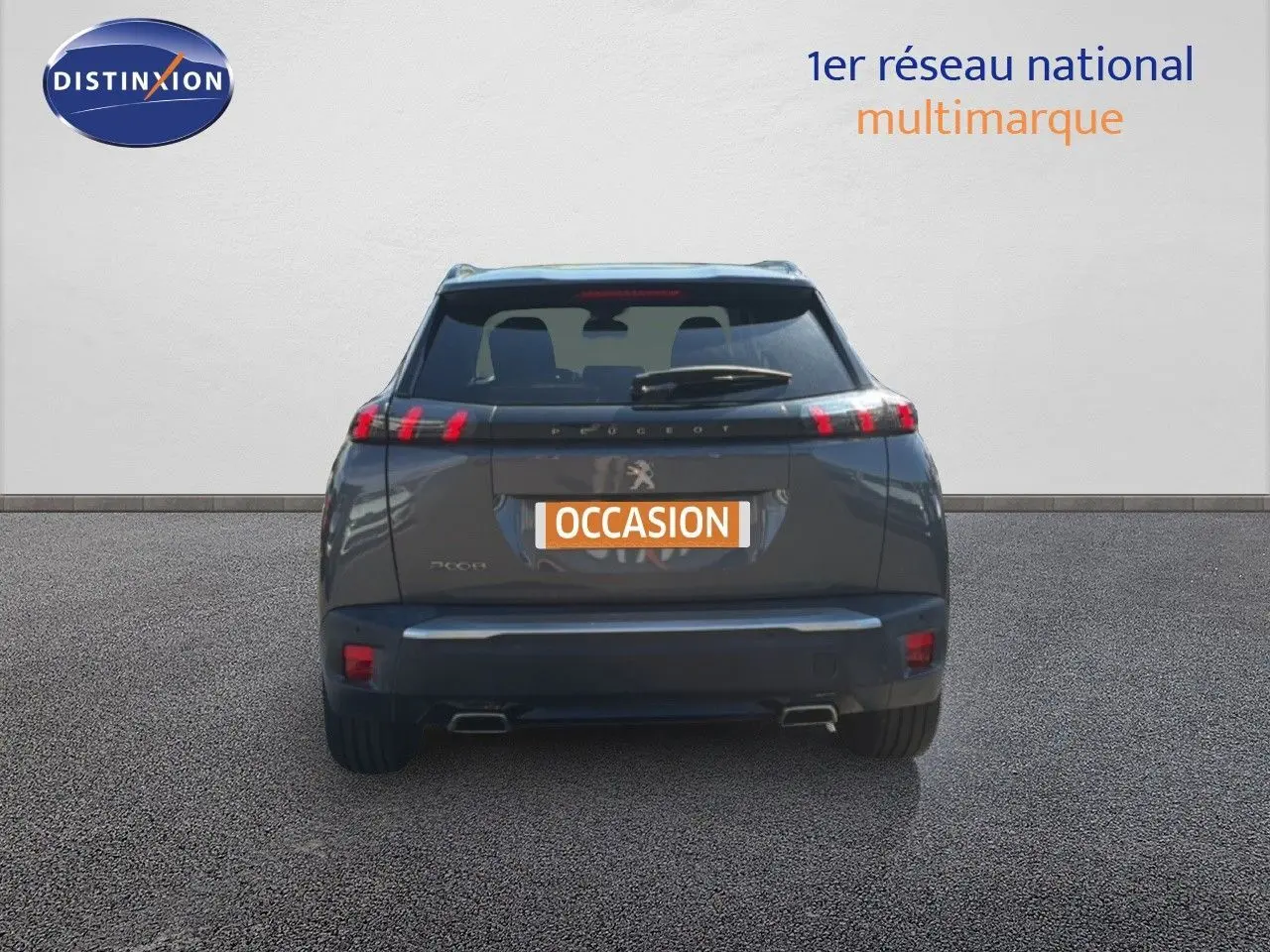 Vue arrière d’un Peugeot 2008 gris platinium de 2020 avec feux LED et double sortie d’échappement visible.