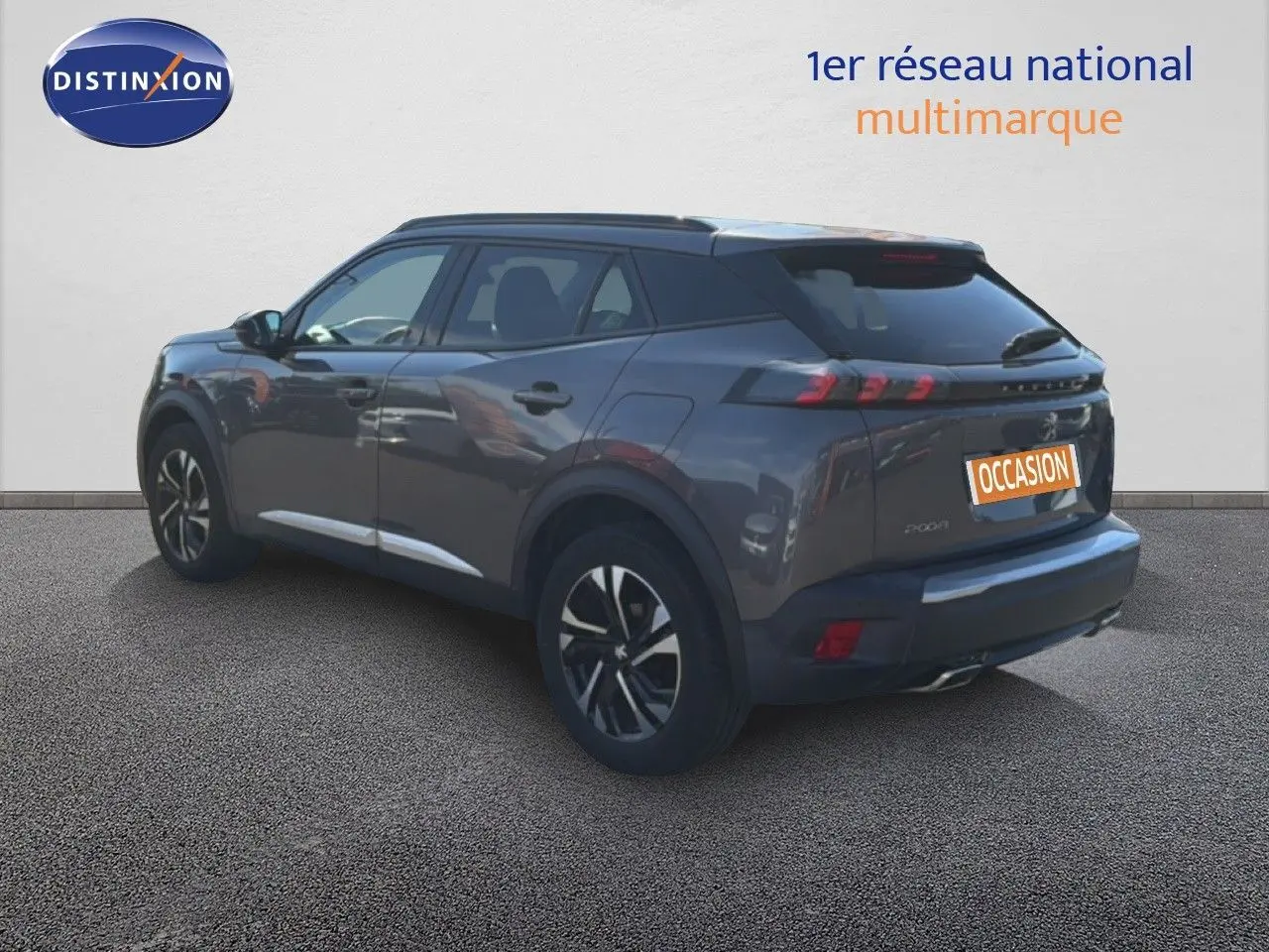 Peugeot 2008 gris platinium vue 3/4 arrière droit, avec jantes bi-ton et feux arrière LED distinctifs.