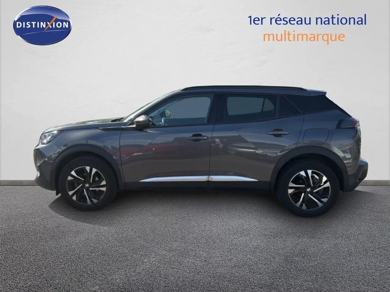 Peugeot 2008 gris platinium vue de profil côté gauche, avec jantes alliage bicolores et toit noir contrasté.