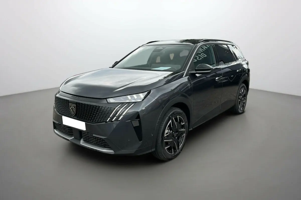 Peugeot 5008 Hybrid 145 gris titane avec toit noir, vue 3/4 avant mettant en valeur ses jantes alu et phares LED.