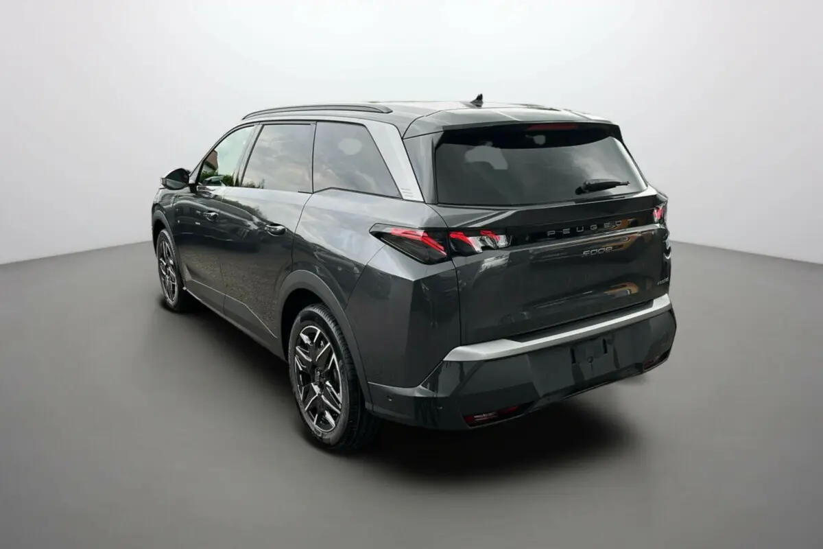 Vue 3/4 arrière gauche du Peugeot 5008 Hybrid 145 gris titane avec toit noir et jantes alu 19 pouces.