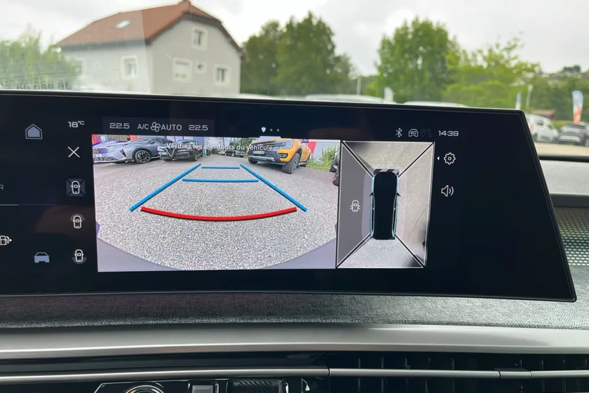 Écran central du Peugeot 5008 hybride 2025 affichant la caméra 360° avec vue arrière et plan large du parking.