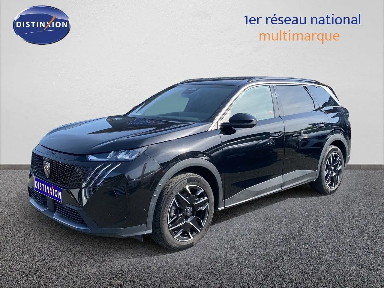 Peugeot 5008 Hybrid noir Perla Nera métal en 3/4 avant droit, avec jantes alliage noires et toit panoramique.