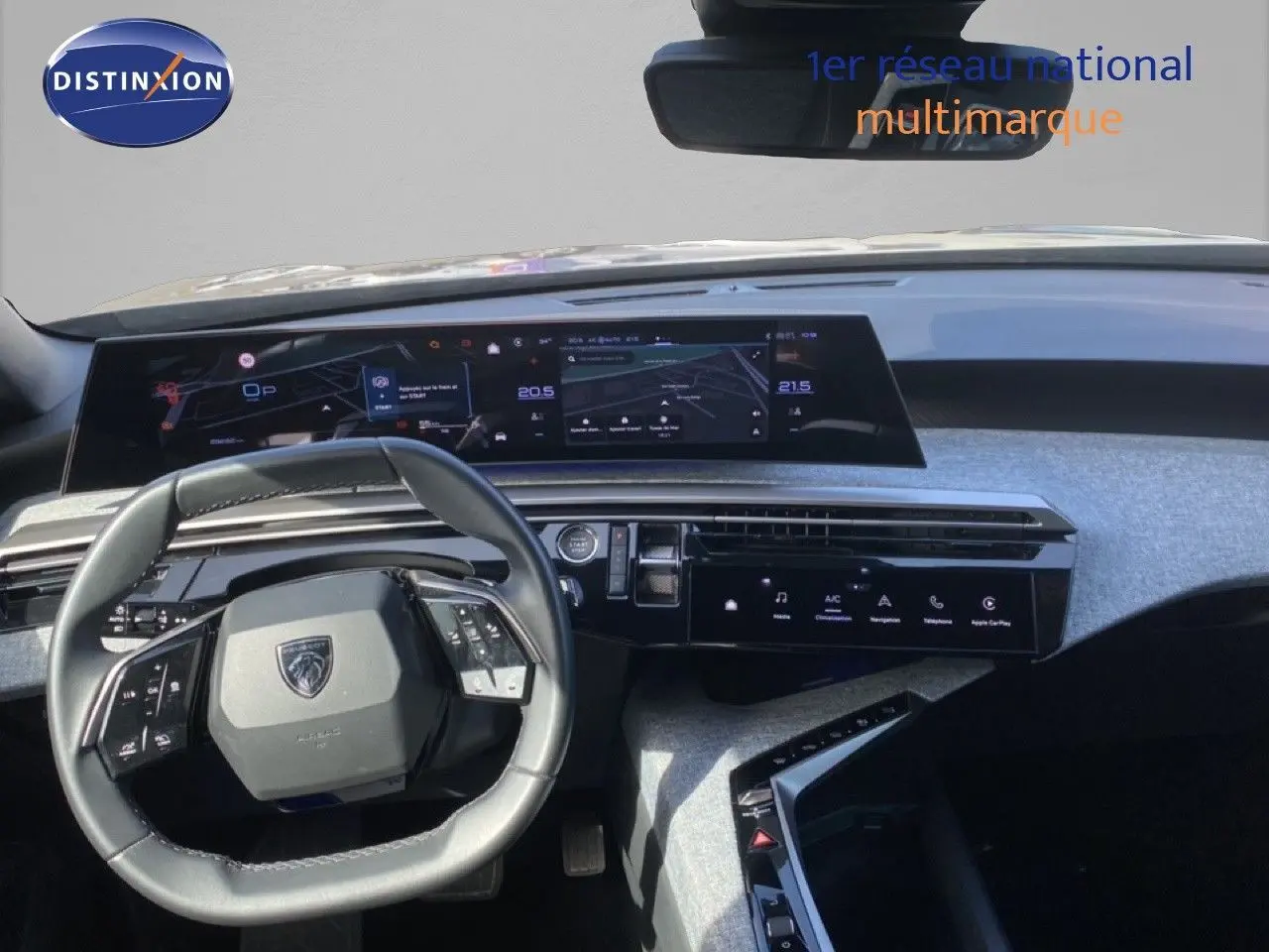 Vue intérieure du tableau de bord et volant noir du Peugeot 5008 Hybrid 145ch Allure 2025 avec écran tactile panoramique.