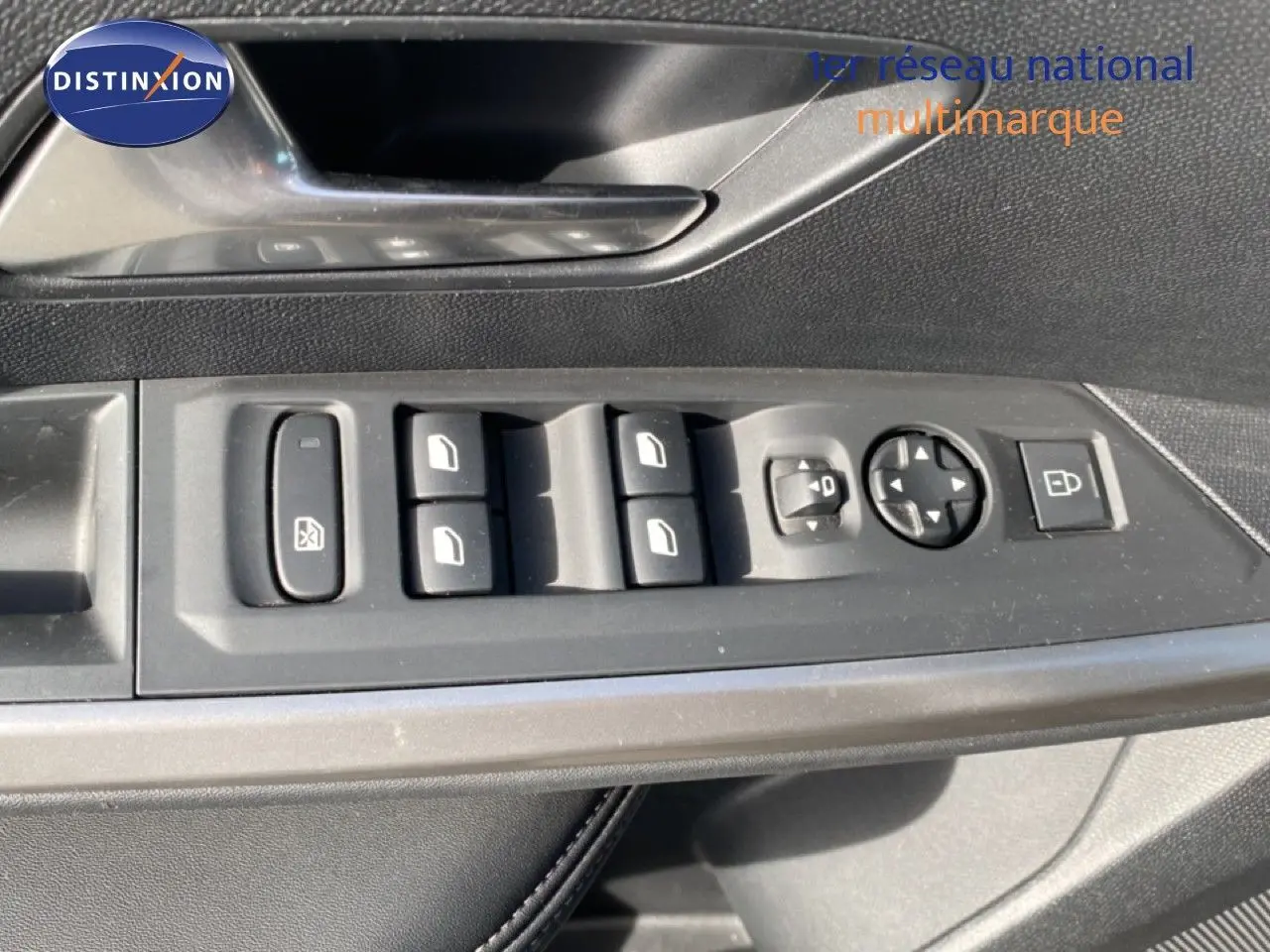 Gros plan sur les commandes de lève-vitres et rétroviseurs côté conducteur du Peugeot 5008 noir Perla Nera 2025.