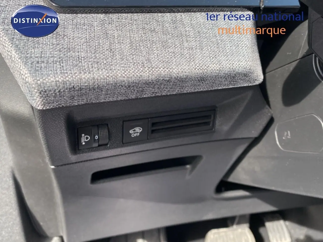 Détail des commandes sous le tableau de bord côté gauche du Peugeot 5008 noir Perla Nera 2025 hybride.