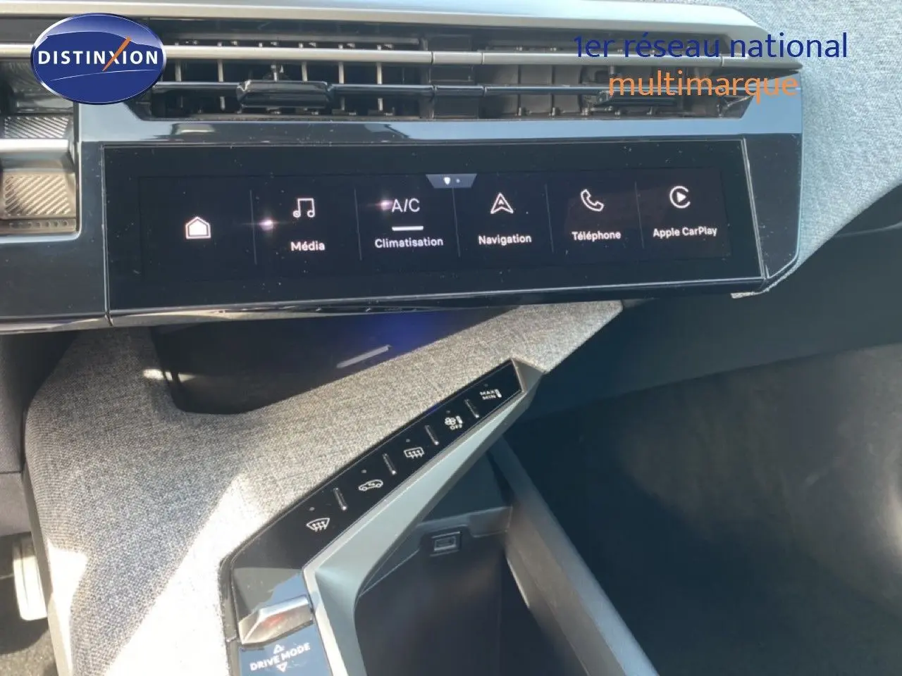 Détail de la console centrale avec écran tactile et commandes tactiles dans l’habitacle gris-noir du Peugeot 5008 HYBRID 2025.