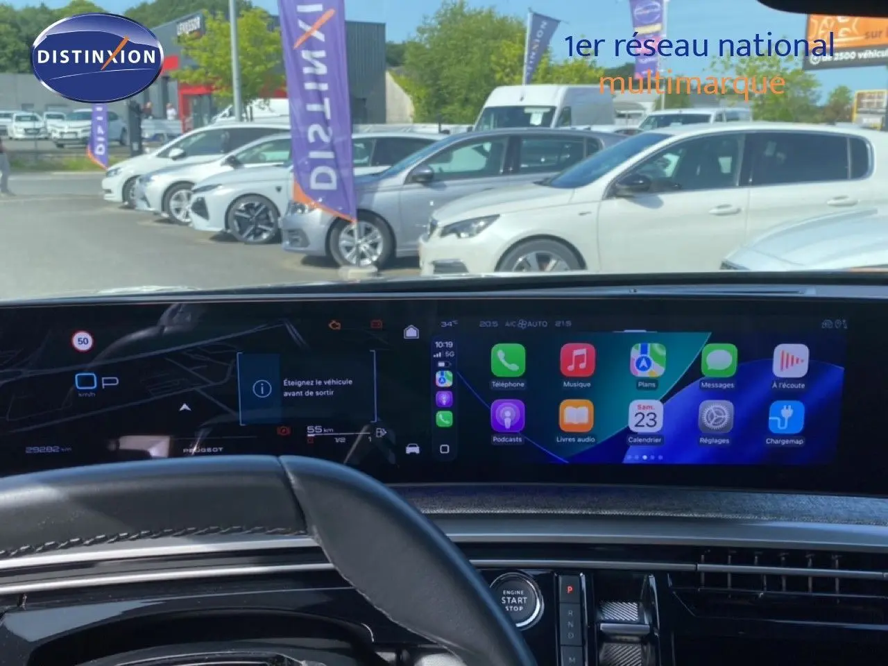 Vue intérieure du tableau de bord du Peugeot 5008 noir Perla Nera, avec écran tactile affichant applications connectées.
